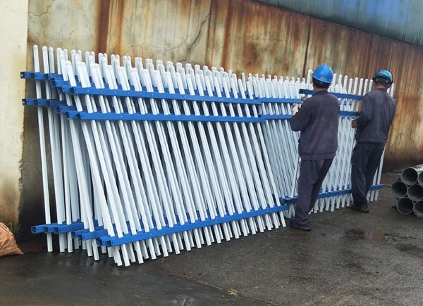 鋅鋼護(hù)欄.jpg 鋅鋼護(hù)欄.jpg